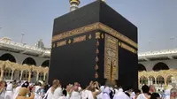 Jemaah Muslim mengelilingi Ka'bah tanpa jarak sosial saat ibadah umrah di kota suci Muslim Mekah, Arab Saudi, Minggu (6/3/2022). Arab Saudi mengambil kebijakan untuk mengakhiri semua pembatasan Covid-19 termasuk kebijakan jaga jarak dan menggunakan masker di luar ruangan. (AP Photo/Amr Nabil)