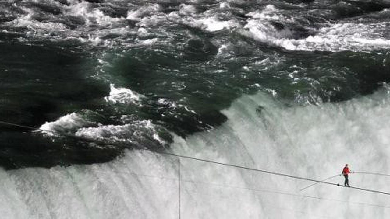 Lelaki ini berhasil lintasi Niagara lewat kawat baja