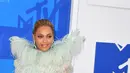 Penyanyi Beyonce tampil dengan 'sayap' di pundaknya saat menghadiri ajang MTV Video Music Awards (VMA) 2016 di New York, Minggu (28/8). Beyonce juga mencuri perhatian dengan gaun dramatis yang dihiasi kristal serta bulu. (AFP PHOTO/Angela Weiss)