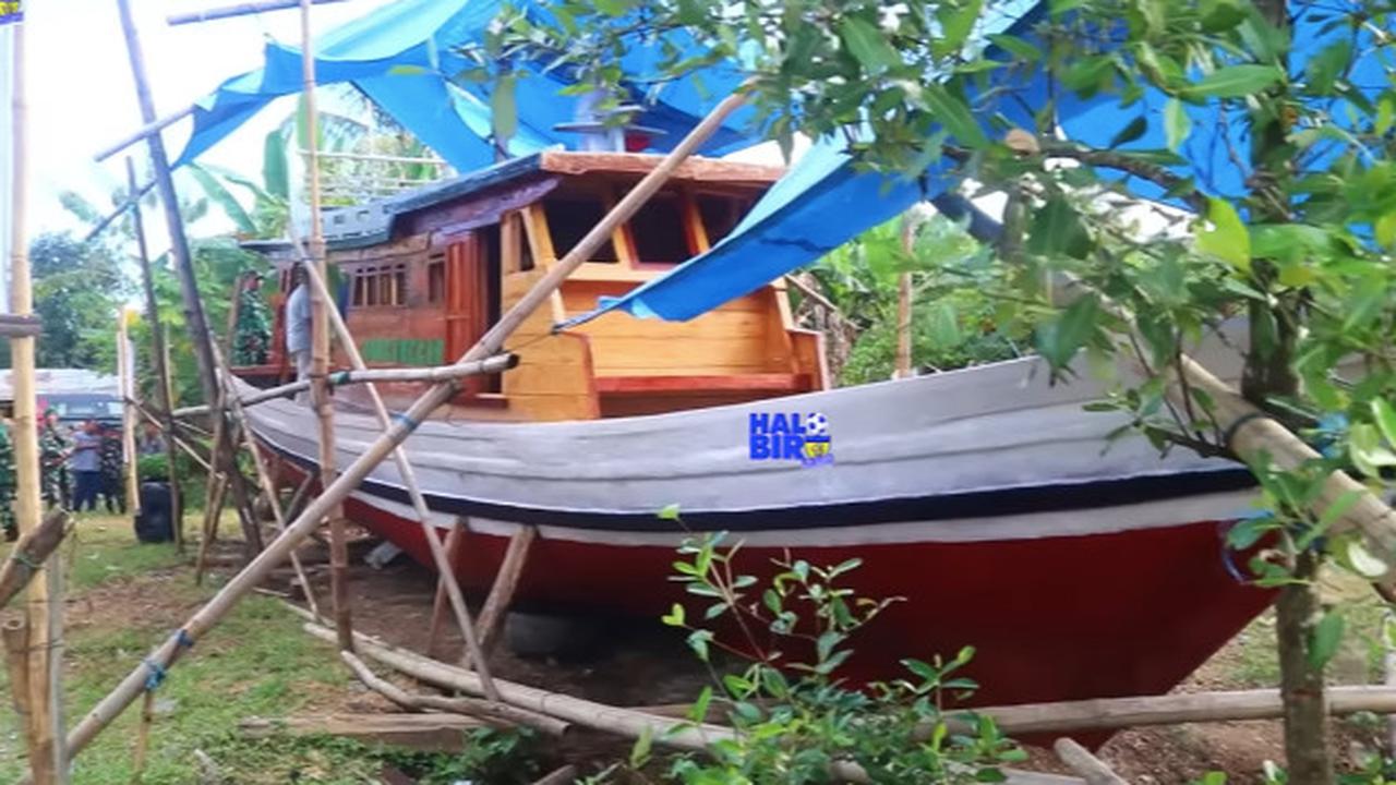 ⁠Letjen Kunto Arief Melongo Lihat Anak Kampung Buat Kapal Cepat di Pelosok Desa, Habiskan Dana Fantastis