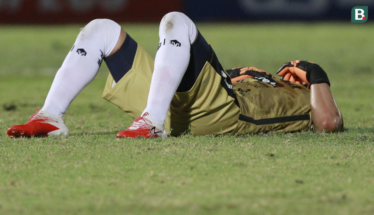 Saat para pemain Persib dan Bali United meninggalkan lapangan, Wawan Hendrawan justru tersungkur di depan gawangnya. (Bola.com/M Iqbal Ichsan)