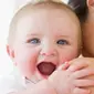 Menggendong bayi cenderung di kiri, mengapa ya? (Foto: Daily Mail)