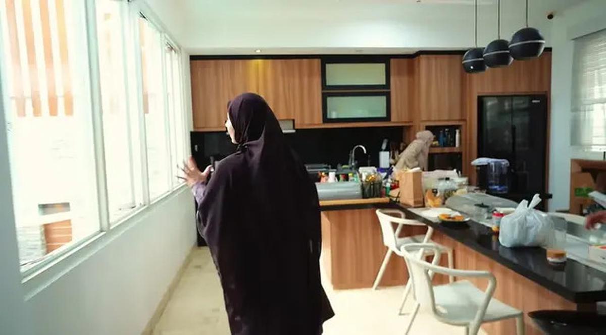 Potret Dapur Rumah Baru Natasha Rizky, Kombinasi Warnanya Beri Kesan Elegan