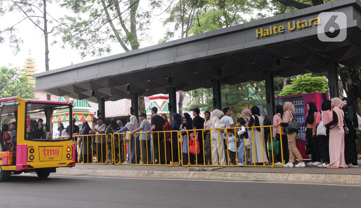 Libur panjang peringatan Isra Mi’raj dan perayaan Imlek dimanfaatkan warga untuk berkunjung ke Taman Mini Indonesia Indah (TMII). (Magang/Liputan6.com/Muhammad Rizal)