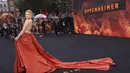 Florence Pugh memukau dengan gaun merah bersemangat saat dia berpose di pemutaran film itu. (Scott Garfitt/Invision/AP)
