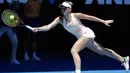 Petenis Ukraina Marta Kostyuk berusaha mengembalikan bola saat bertanding melawan petenis Australia Olivia Rogowska pada putaran kedua di Australia Terbuka di Melbourne, (15/1). (AP Photo / Dita Alangkara)