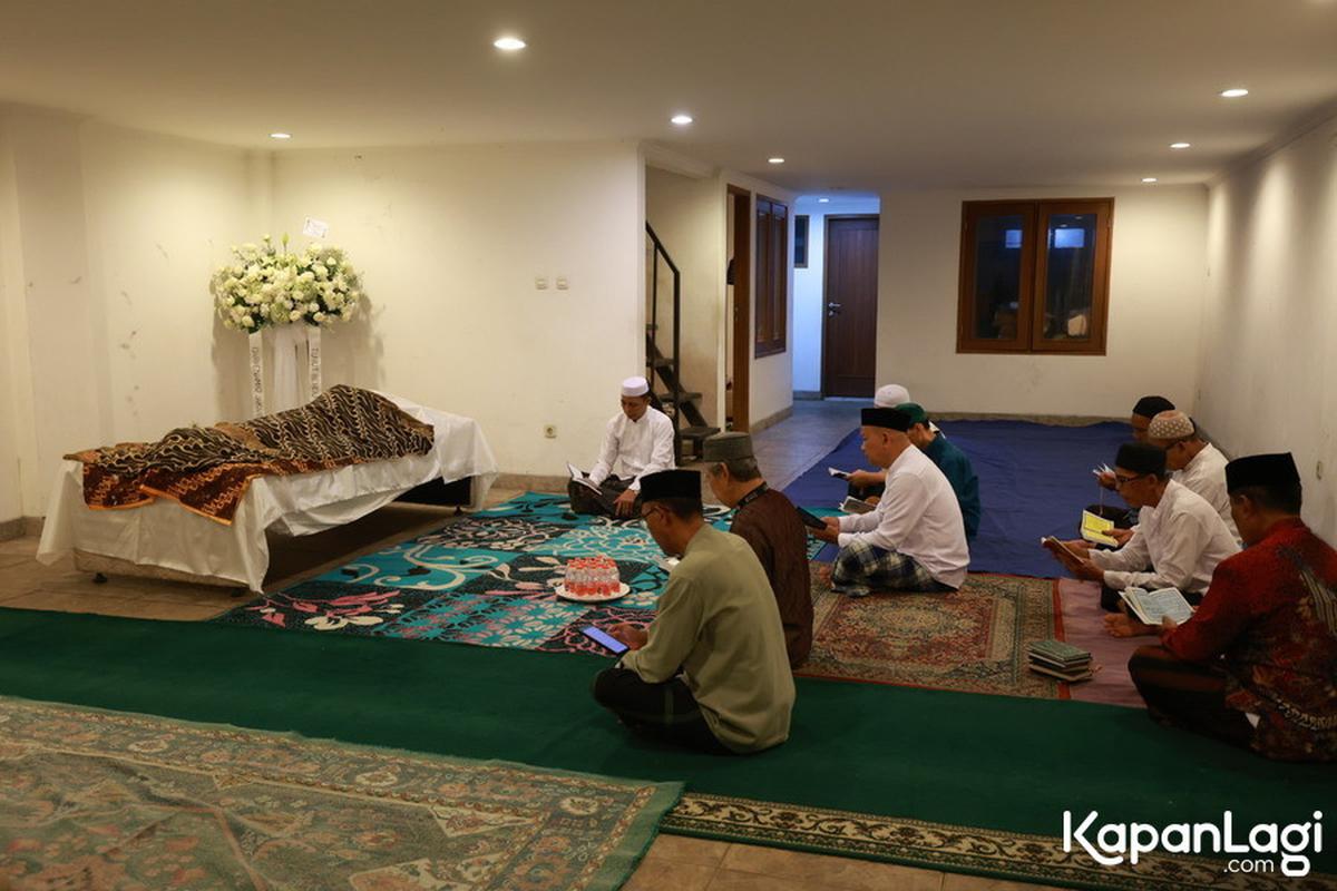7 Potret Suasana Rumah Duka Penyanyi Irianti Erningpraja, Addie MS hingga Dewa Budjana Datang Melayat