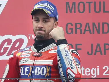 Pebalap Ducati, Andrea Dovizioso, melakukan selebrasi usai mejuarai balapan MotoGP Jepang di Sirkuit Motegi, Minggu (15/10/2017). Andrea Dovizoso menyelesaikan balapan dengan catatan waktu 47 menit 14,236 detik. (AP/Shizuo Kambayashi)