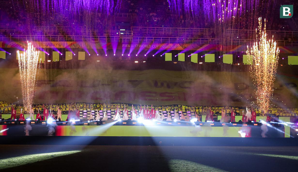 Permainan lampu dan kembang api ditampilkan sebagai pembuka rangkaian acara pembukaan Piala Dunia U-17 2023 di Stadion Gelora Bung Tomo, Surabaya, Jumat (10/11/2023) malam WIB. (Bola.com/Bagaskara Lazuardi)