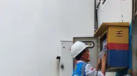 Petugas PLN tengah mengganti kWh meter pelanggan. Dok PLN