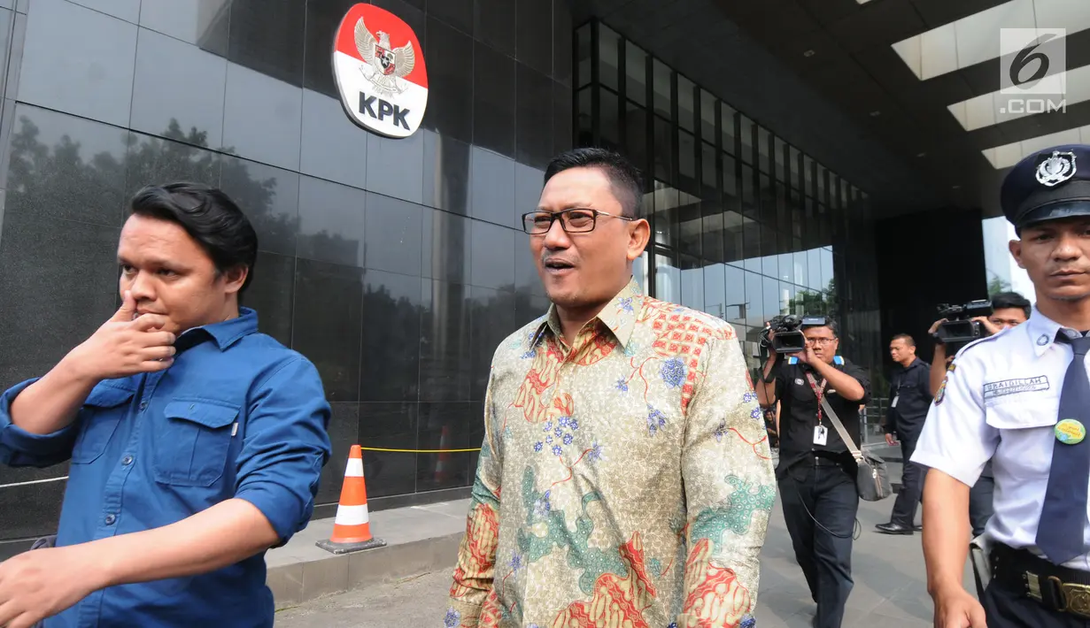Mantan anggota DPR periode 2009-2014, Abdul Malik Haramain usai diperiksa di KPK, Jakarta, Senin (9/7). Politisi PKB ini diperiksa sebagai saksi untuk tersangka Markus Nari terkait kasus dugaan korupsi proyek pengadaan E-KTP. (Merdeka.com/Dwi Narwoko)