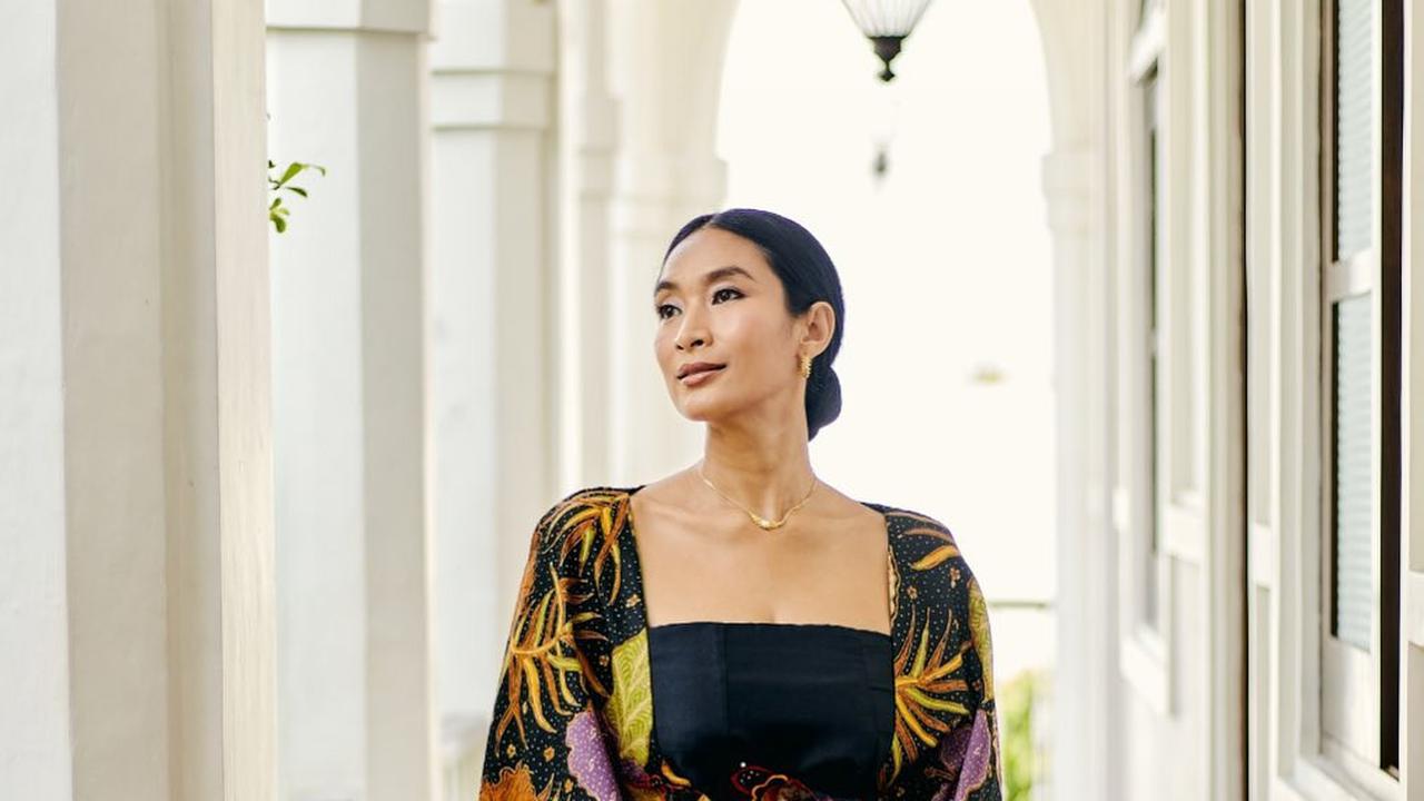 Potret Cantik Happy Salma dengan Gaun Batik Panjang, Wajahnya Awet Muda