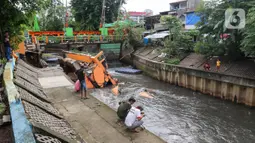 Pos Pantau Pintu Air Palmerah tersebut roboh ke sungai karena terkikis air Kali Inspeksi Grogol. (Liputan6.com/Herman Zakharia)