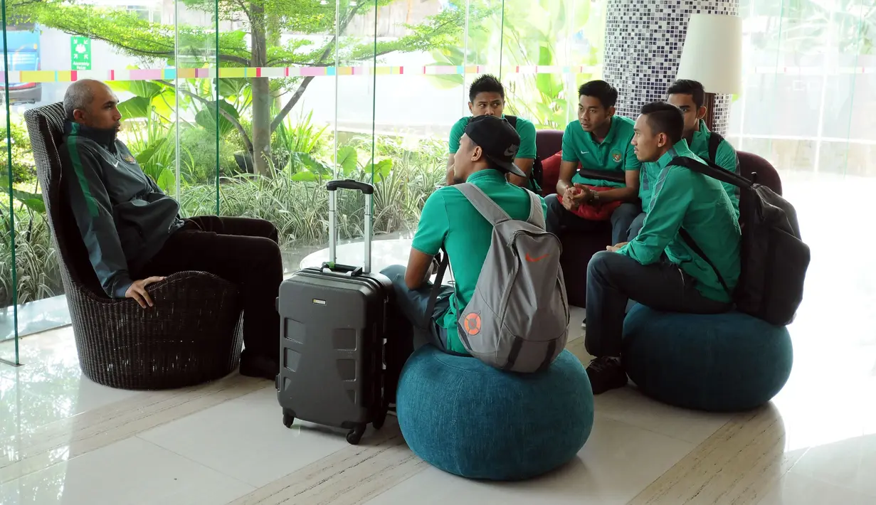 Deputi Sekjen PSSI, Fanny Riawan (kiri) memberi arahan pada pemain Timnas Indonesia jelang keberangkatan, Tangerang, Banten, Senin (5/6). Indonesia akan melakoni laga uji coba melawan Kamboja, 8 Juni mendatang. (Liputan6.com/Helmi Fithriansyah)