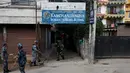 Suasana saat penjinakan bom yang ditemukan di sekitar sebuah sekolah di Kathmandu, Nepal, Selasa (20/9). Sebelumnya, bom Kecil telah meledak di luar dua sekolah di ibukota Nepal, Selasa pagi. (REUTERS/Navesh Chitrakar)