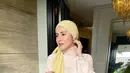Olla Ramlan tampil kasual dengan outfit nuansa krem dipadau hijab turban warna kuning cerah. [@ollaramlan].