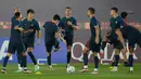 Cristiano Ronaldo (tengah) melakukan pemanasan dengan rekan satu timnya selama pelatihan resmi Portugal menjelang pertandingan sepak bola Piala Dunia grup H antara Portugal dan Ghana di tempat pelatihan Al Shahaniya SC, Al Shahaniya, Qatar, Rabu (23/11/2022). Dalam pertandingan nanti timnas Portugal akan berhadapan dengan Thomas Partey dan kawan-kawan. (AP Photo/Lee Jin-man)