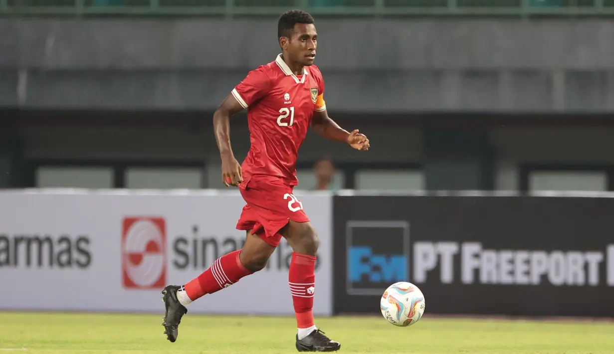 Pemain Timnas Indonesia U-17, Iqbal Gwijangge, ikut membantu serangan dalam pertandingan uji coba melawan Timnas Korea Selatan U-17 yang berlangsung di Stadion Patriot Candrabhaga, Bekasi, Rabu (30/8/2023). (Bola.com/Abdul Aziz)</p>