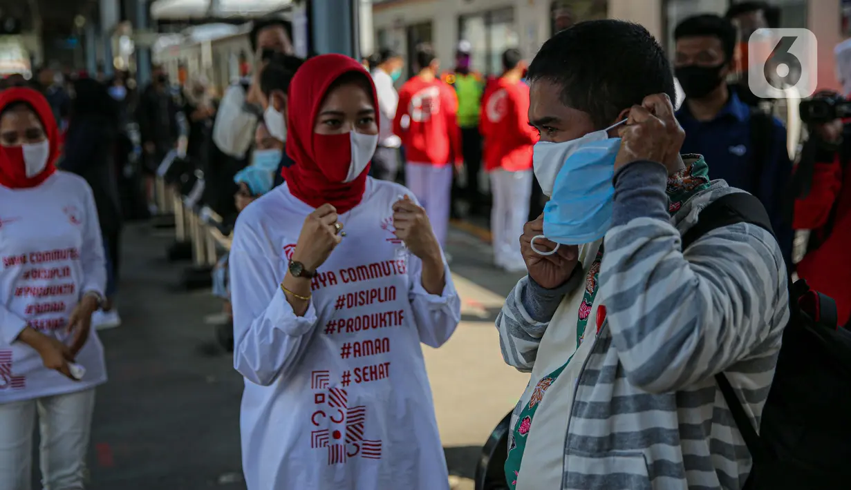 Sekelompok milenial PT KCI bernama C-Ranger membagikan masker kepada para pengguna jasa KRL di Stasiun Tanah Abang, Jakarta, Senin (17/8/2020). PT Kereta Commuter Indonesia (KCI) memperingati Hari Kemerdekaan RI dengan membagikan masker kepada para pengguna jasa KRL. (Liputan6.com/Faizal Fanani)