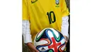 Seorang anak memperlihatkan replika bola yang akan digunakan saat Piala Dunia 2014 yang diberi tanda palang merah, (10/5/2014). (AFP PHOTO/Tasso Marcelo) 