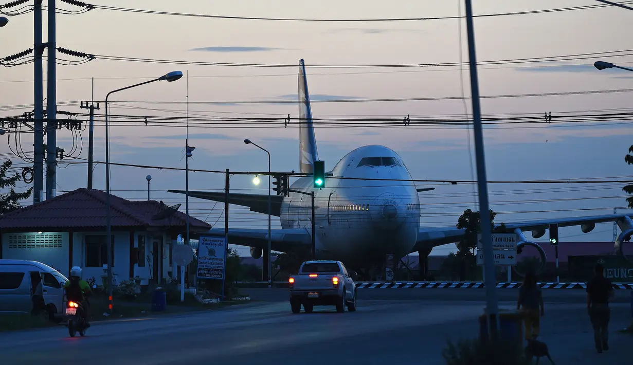 Sebuah pesawat Boeing 747 terlihat di persimpangan jalan raya Nakhon Pathom, Bangkok, Thailand (19/1). Pesawat ini sengaja diletakkan dipersimpangan jalan sebagai hiasan kota. (AFP PHOTO / Christophe Archambault)