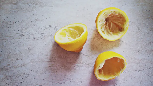 Tak cuma untuk wajah, lemon juga bisa dipakai merawat rambut sampai ketiak