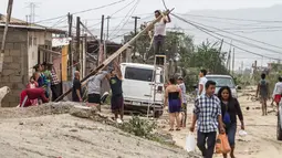 Warga memperbaiki instalasi listrik yang putus setelah hantaman Badai Newton di Los Cabos, Meksiko, Selasa (6/9). Menurut otoritas berwenang, Badai Newton telah mengakibatkan dua orang meninggal dan tiga lainnya hilang. (REUTERS/Fernando Castillo)