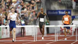 Pelari Norwegia Karsten Warholm (kiri) saat ajang Diamond League di Oslo, Norwegia, Kamis (1/7/2021). Karsten Warholm memecahkan rekor dunia lari gawang 400 meter putra dengan torehan waktu 46,70 detik. (Fredrik Hagen, NTB via AP)