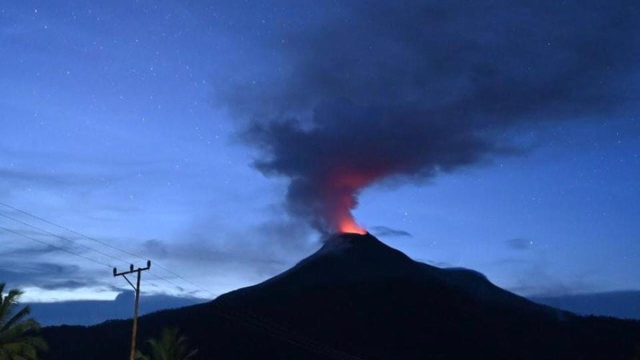 Gunung Lewotobi Laki-laki Dilaporkan Dua Kali Meletus Pagi Ini