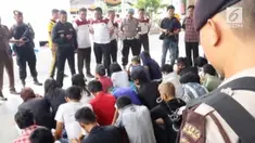Satu keluarga ditangkap karena menggunakan narkoba bersama-sama. Ironisnys, keluarga tersebut menggunakan narkoba di sebuah pesta perkawinan.