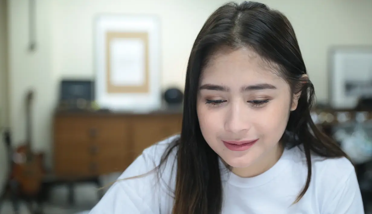 Selama satu jam, Prilly melakukan Live Chatting bersama para penggemarnya dengan menjawab berbagai pertanyaan yang ditujukan untuk dirinya. Dengan penuh antusias, Prilly menjawabnya. (Adrian Putra/Bintang.com)