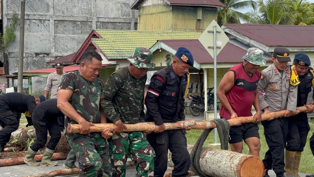 tni polri bangun jembatan di aceh singkil