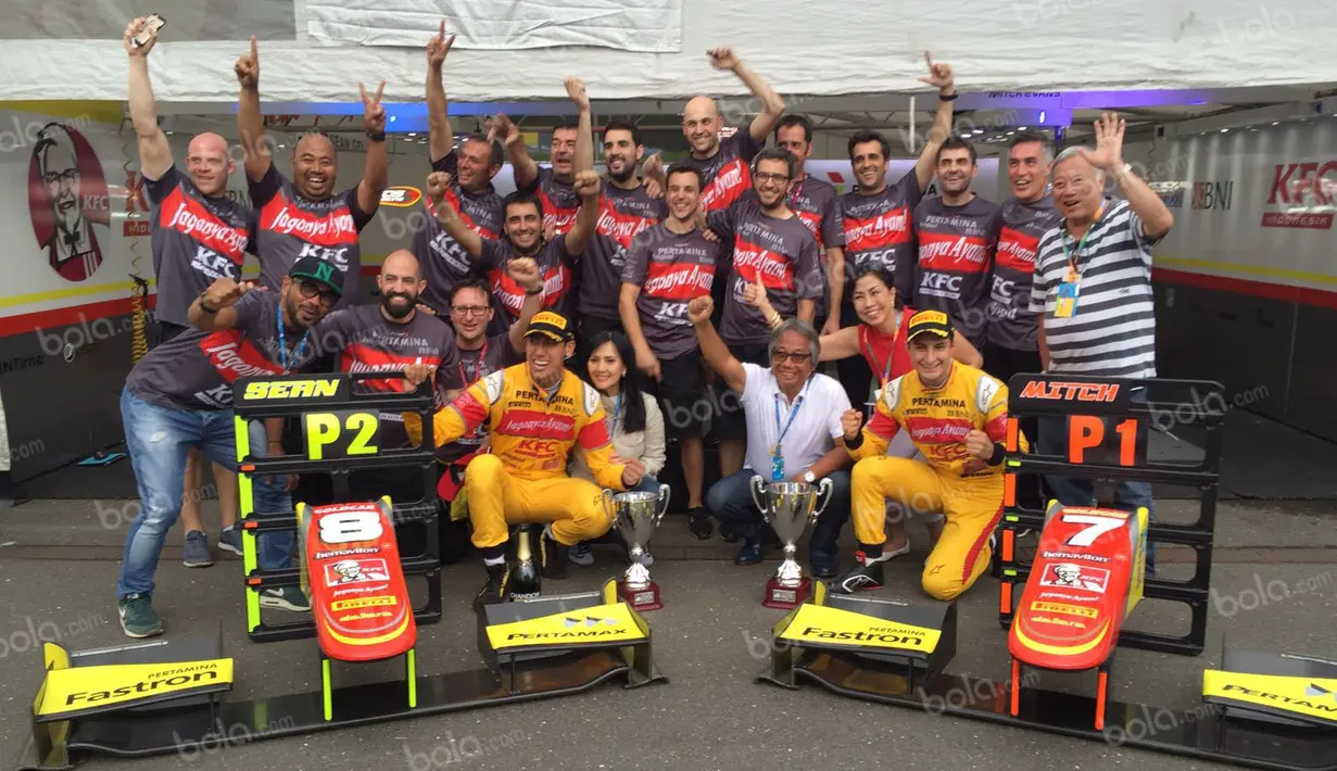 Mitch Evans dan Sean Gelael berfoto dengan kru Campos Racing setelah merebut posisi pertama dan kedua pada feature race GP2 Austria, Sabtu (2/7/2016). (Bola.com/Reza Khomaini)
