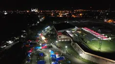 Foto udara menunjukkan tenda-tenda di tempat penampungan darurat di Mamuju (19/1/2021). Tempat pengungsian ini dibangun untuk orang-orang yang terdampak gempa berkekuatan 6,2 yang mengguncang pulau Sulawesi pada 15 Januari 2021. (AFP/Adek Berry)