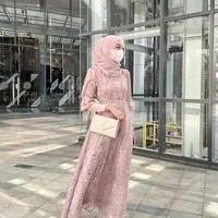 Tampil feminin dengan dress model A Line seperti yang dikenakan selebgram Meira satu ini. Dress kombinasi satin, brokat, dan mutiara ini memberikan kesan yang elegan. (Instagram/meiraniap).