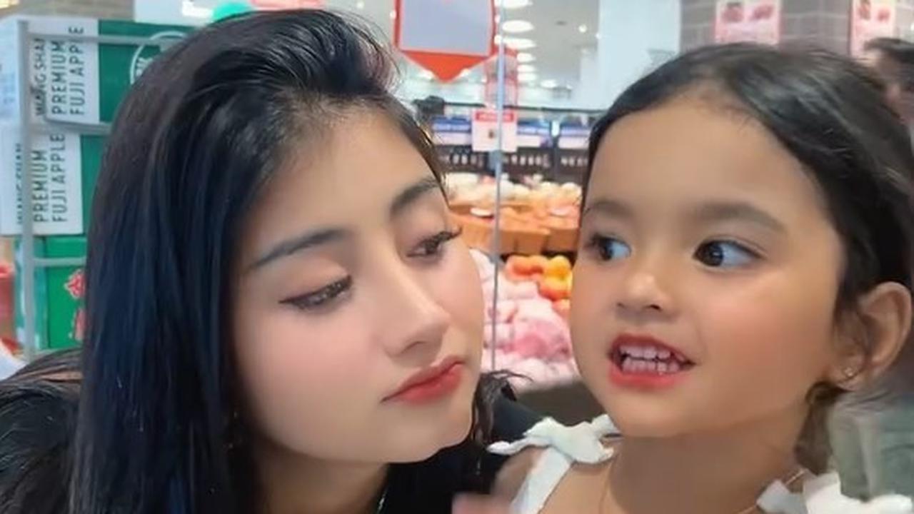 Tidak mengherankan jika Ghea Youbi selalu tampil cantik alami, karena ternyata kecantikannya berasal dari gen keluarga yang memang cantik.<br><br>