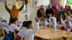 Orangtua siswa mengamati kelas pada hari pertama sekolah di sebuah sekolah dasar di Banda Aceh, Aceh, Senin (17/7/2023). (Chaideer MAHYUDDIN/AFP)