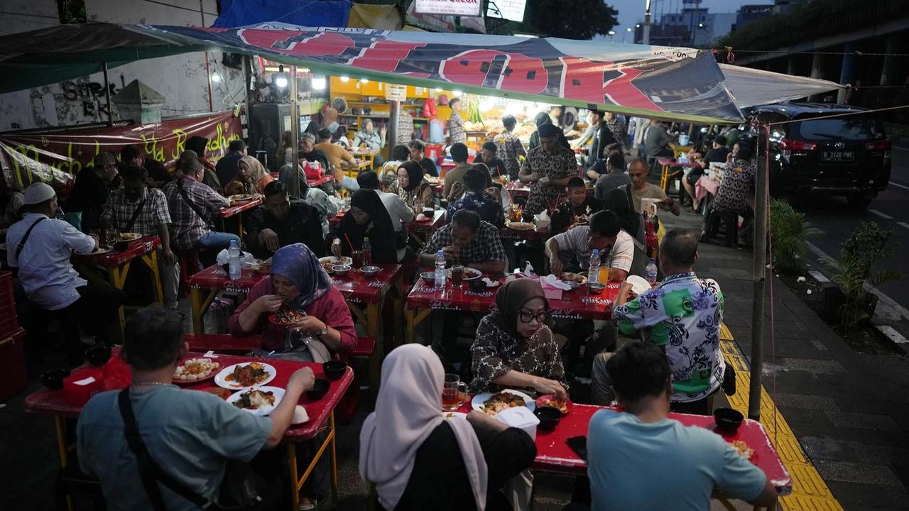 FOTO: Berbuka Ramadan dengan Nasi Kapau di Kramat Raya