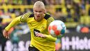 Erling Haaland. Striker Borussia Dortmund berusia 21 tahun ini telah mencetak 13 gol dari 10 laga musim ini. Rinciannya, 9 gol di Liga Jerman, 1 gol di Liga Champions dan 3 gol di DFB-Pokal. Sayang, diperkirakan hingga akhir tahun ia tidak bisa bermain akibat cedera pinggul. (AFP/Ina Fassbender)