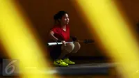 Salah satu atlet angkat besi putri Indonesia bersiap melakukan latihan di luar gedung PB PABBSI, Stadion GBK Jakarta, Senin (11/1/2016). Latihan dilakukan diluar gedung akibat proses renovasi gedung PB PABBSI. (Liputan6.com/Helmi Fithriansyah)