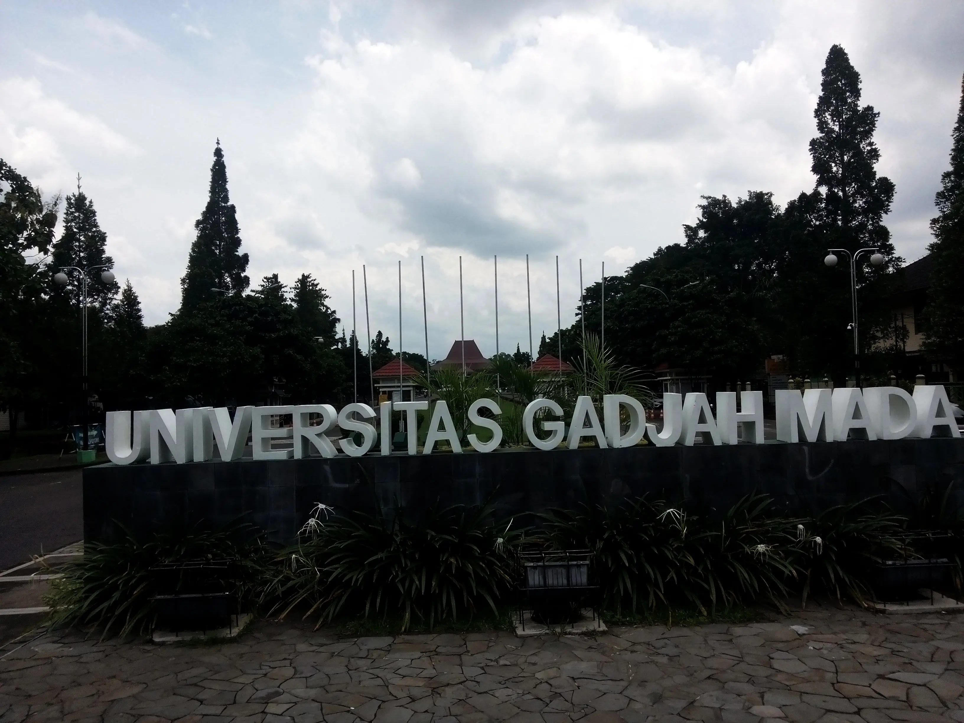 Gerbang utama Kampus UGM di Bulaksumur, Kabupaten Sleman, Daerah Istimewa Yogyakarta. (Liputan6.com/Yanuar H)