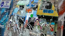 Polisi berjaga di kampung narkoba dan prostitusi The Bronx di Bogota, Kolombia (1/6). Sedikitnya 200 perempuan diselamatkan setelah ditahan dan dieksploitasi seksual oleh para germo dan bandar narkoba di wilayah tersebut. (AFP PHOTO/Guillermo LEGARIA)