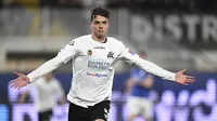 Penyerang Spezia, Daniel Maldini melakukan selebrasi setelah mencetak gol ke gawang Inter Milan pada pertandingan lanjutan Liga Serie A Italia di Stadion Alberto Picco di La Spezia, Italia, Sabtu (11/3/2023). Spezia menang atas Inter Milan dengan skor 2-1. (Tano Pecoraro./LaPresse via AP)