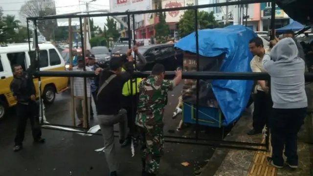 Sapuan angin kencang, mampu menghempaskan satu baligo tua, yang berada di jalan Guntur Garut, Jawa Barat
