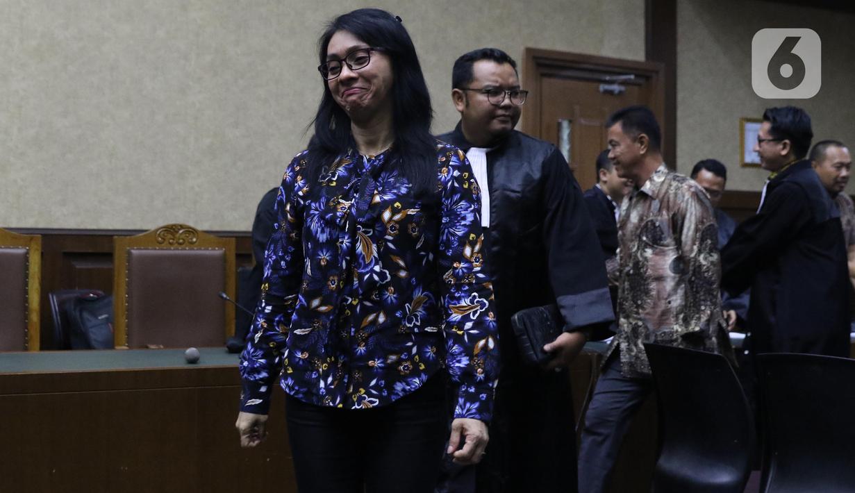 Terdakwa dugaan suap revitalisasi Pasar Lirung dan Pasar Beo Kabupaten Kepulauan Talaud TA 2019, Sri Wahyumi Maria Manalip (depan) usai menjalani sidang tuntutan di Pengadilan Tipikor, Jakarta, Senin (18/11/2019). Sri Wahyumi dituntut hukuman tujuh tahun penjara. (Liputan6.com/Helmi Fithriansyah)
