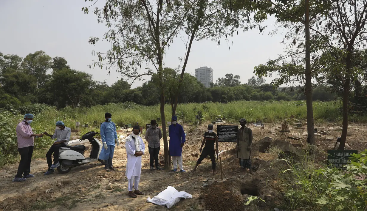 Seorang pendeta berdoa sebelum pemakaman seorang bocah lelaki berusia tiga bulan yang meninggal karena COVID-19 di New Delhi, India, Rabu (16/9/2020). (AP Photo/Manish Swarup)
