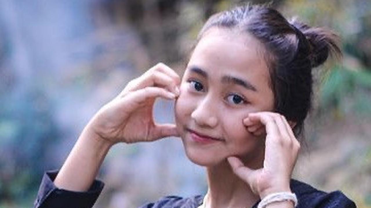 Rumsyah juga seolah tahu tren yang sedang hitz masa kini. Beberapa pose di potret unggahannya menunjukkan Rumsyah mengikuti gaya foto artis Kpop.