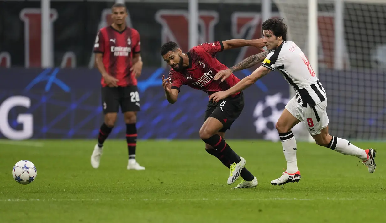 Gelandang AC Milan Ruben Loftus-Cheek berebut bola dengan gelandang United Newcastle Sandro Tonali  dalam matchday 1 Grup F Liga Champions 2023/2024 di San Siro, Selasa (19/9/2023) malam WIB. (AP Photo/Antonio Calanni)