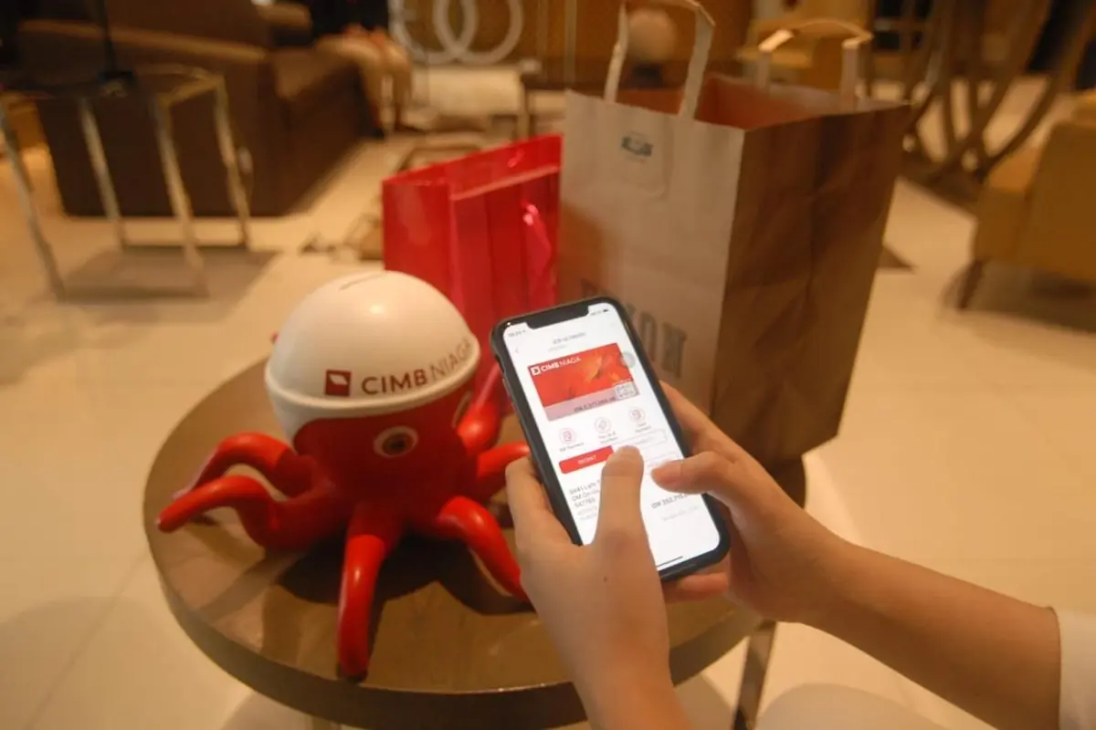 Nasabah kartu kredit CIMB Niaga sedang mengubah transaksi menjadi cicilan 0 persen melalui OCTO Mobile di Jakarta, Jumat (13/8/2021).