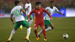 Nguyen Quang Hai merupakan pemain Timnas Vietnam di Piala AFF 2022. Ia kini bermain untuk klub Ligue 2 Prancis, Pau FC. Quang Hai memiliki nilai pasar sebesar 400 ribu euro atau Rp6,95 miliar. Sejak debutnya pada 2017, pria 25 tahun itu telah mencetak 10 gol dan 5 assist dalam 45 penampilannya bersama Skuad The Golden Stars. (AFP/Nguyen Nach)